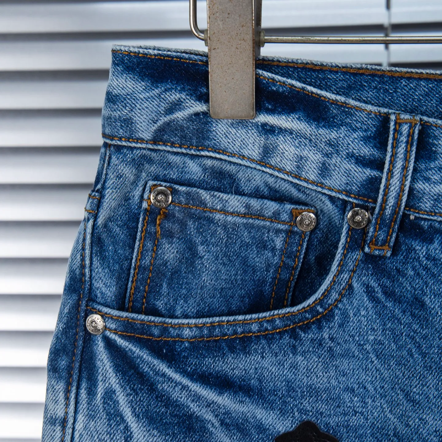 P260 Chrome Hearts Blue Pants Black White Blue Multi-Leather Jeans Top Version Chrome Hearts Jeans with Leather Jeans It is well known that chromehearts jeans use vintage Levis jeans as the base plate for creation. They usually add their own unique silver buckles and silver ornaments, plus leather embellishments. This is what doubles the value of these vintage jeans, because the base plate is Vintage jeans, jeans themselves have become very soft and comfortable after years of baptism, which can be distinguished from ordinary jeans. Regarding the size, you should also refer to the pants data. Style number: 1735# Size: 28 30 32 34 36
